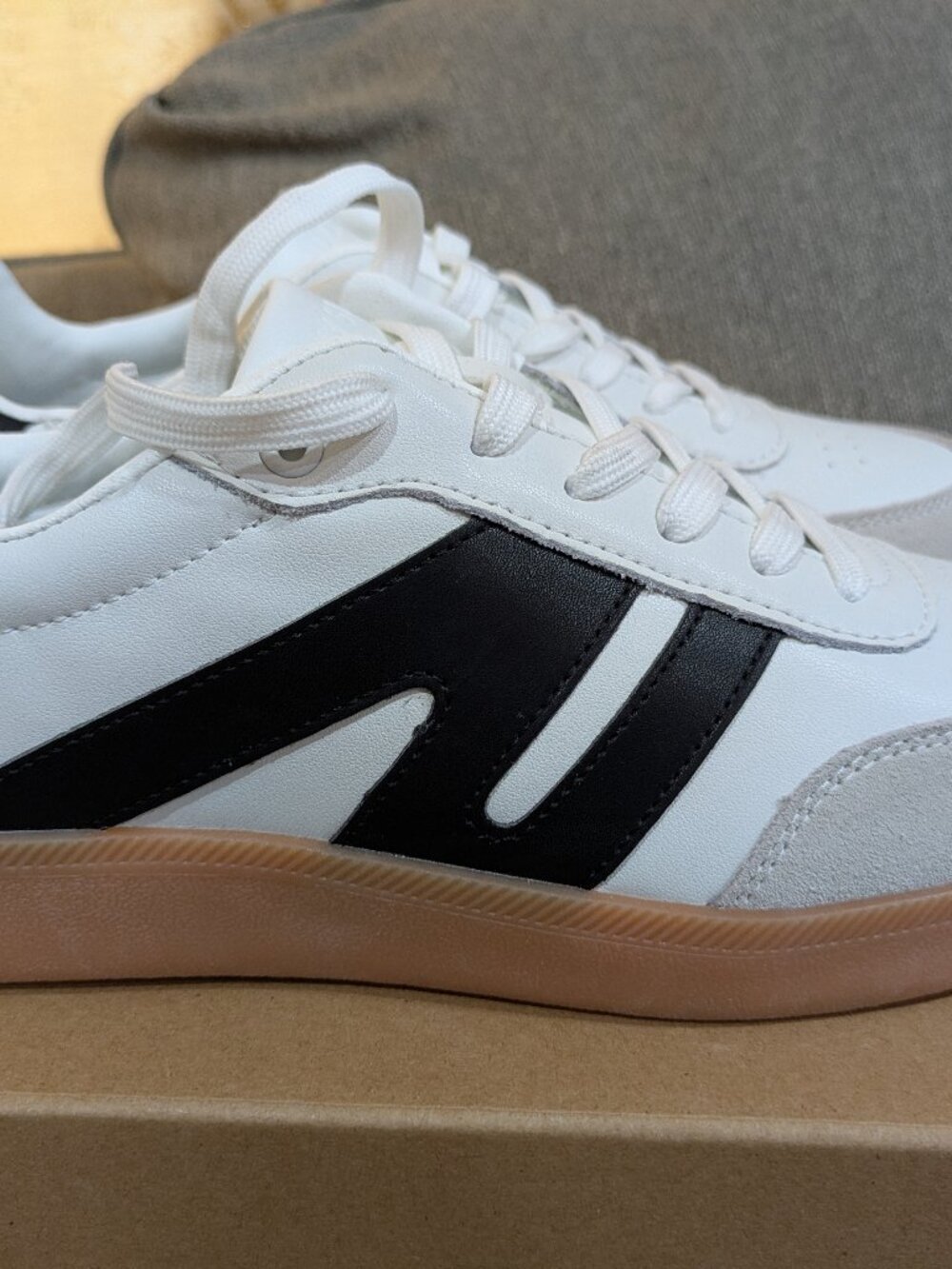 Lucky Step Women's 11 Sneakers White Black Sneakers Casual Suede New Without Box